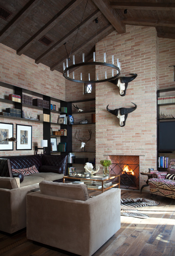 Inspiration pour une salle de séjour chalet avec parquet foncé, une cheminée standard et un manteau de cheminée en brique.