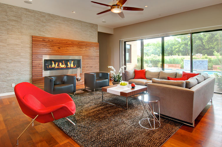 Offenes, Großes Modernes Wohnzimmer mit braunem Holzboden, Gaskamin, Kaminumrandung aus Holz, braunem Boden, weißer Wandfarbe und Multimediawand in Dallas
