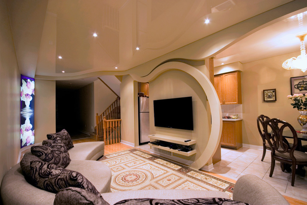 Пример оригинального дизайна: открытая гостиная комната среднего размера в стиле фьюжн с бежевыми стенами, полом из травертина, телевизором на стене и коричневым полом без камина