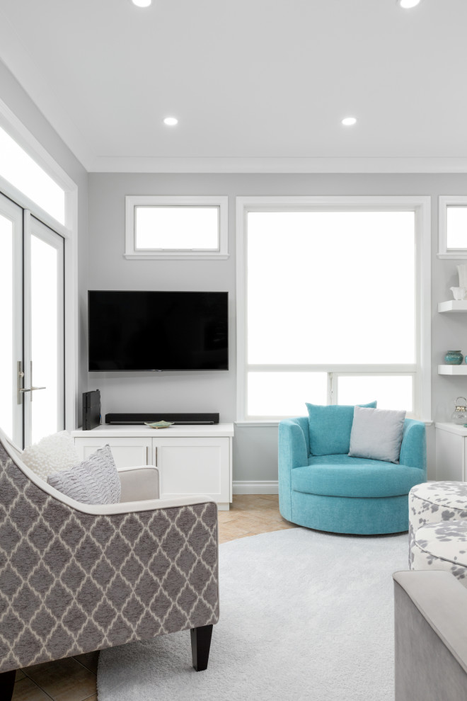 Exempel på ett modernt allrum med öppen planlösning, med grå väggar, klinkergolv i keramik, en dold TV och beiget golv