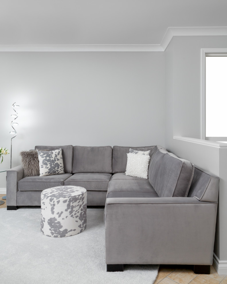 Foto di un soggiorno design aperto con pareti grigie, pavimento con piastrelle in ceramica, TV nascosta e pavimento beige