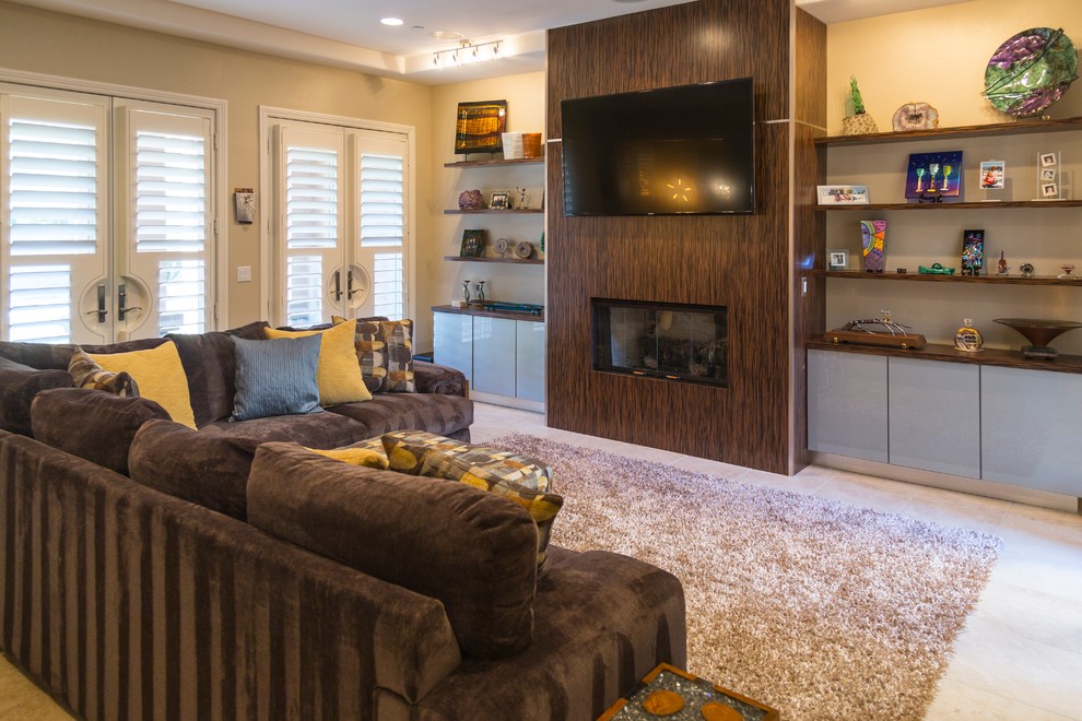 Kleines Modernes Wohnzimmer mit beiger Wandfarbe, Keramikboden, Gaskamin, Kaminumrandung aus Holz und Multimediawand in Las Vegas