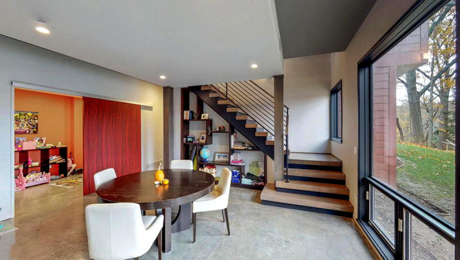 Inspiration pour une salle de séjour minimaliste de taille moyenne et ouverte avec un bar de salon, un mur blanc, sol en béton ciré et un sol gris.