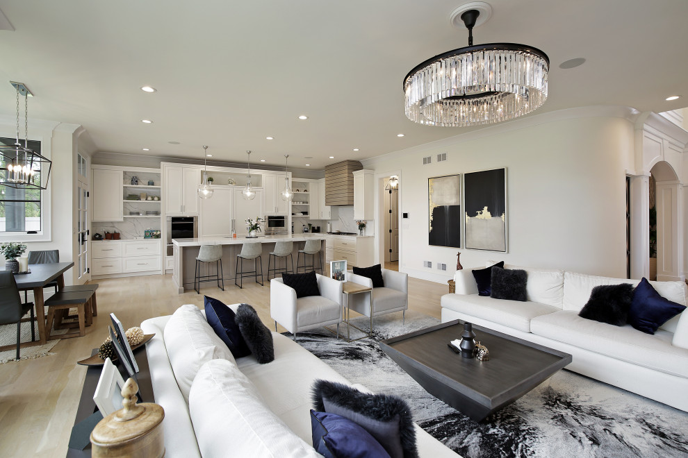 Imagen de sala de estar abierta tradicional renovada con paredes blancas, suelo de madera clara y suelo beige