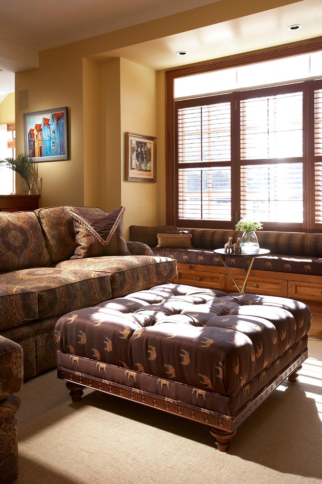 Ejemplo de sala de estar abierta tradicional de tamaño medio con paredes beige, suelo de madera clara, todas las chimeneas, marco de chimenea de ladrillo y pared multimedia