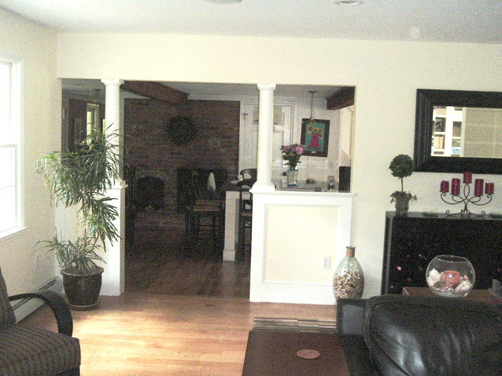 На фото: открытая гостиная комната среднего размера в стиле кантри с бежевыми стенами и светлым паркетным полом с