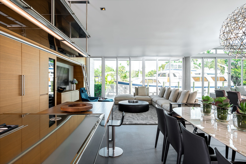 Идея дизайна: большая изолированная гостиная комната в стиле модернизм с белыми стенами, полом из известняка и телевизором на стене без камина