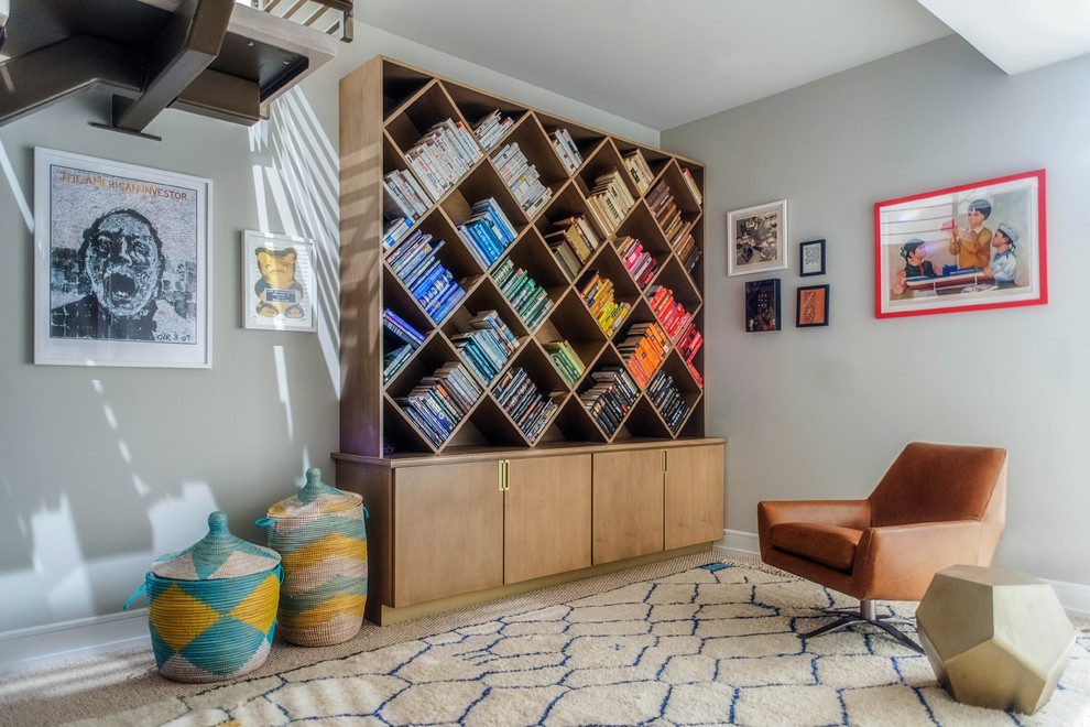 Imagen de sala de estar con biblioteca contemporánea con paredes grises y moqueta