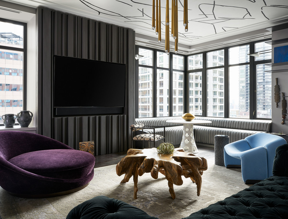 Inspiration pour une grande salle de séjour design fermée avec un mur gris, parquet foncé et un téléviseur encastré.
