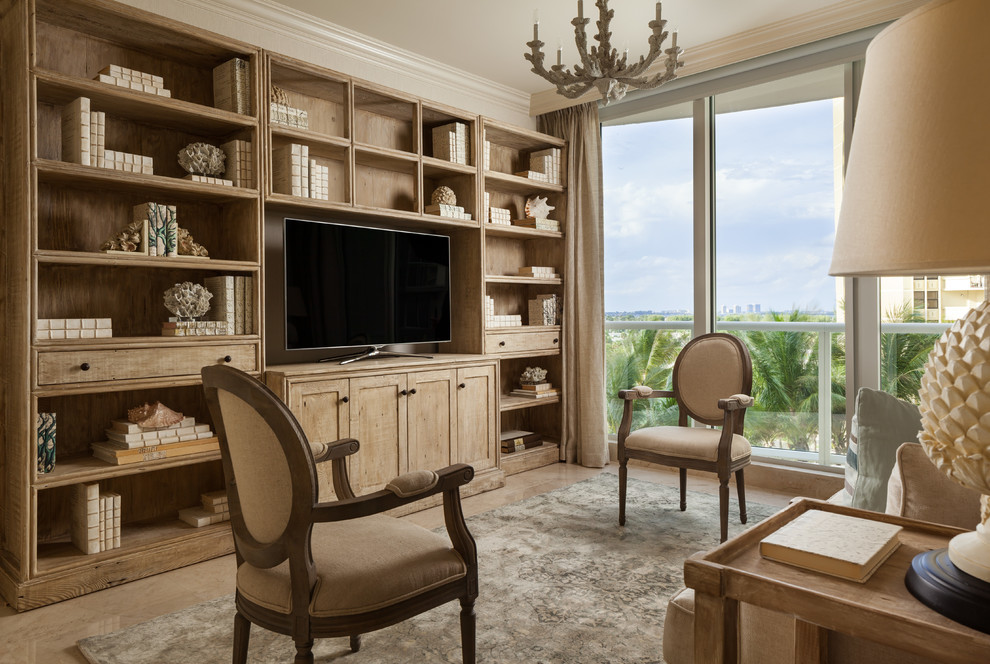 Diseño de sala de estar cerrada marinera de tamaño medio sin chimenea con paredes beige, televisor independiente, suelo de mármol y suelo beige