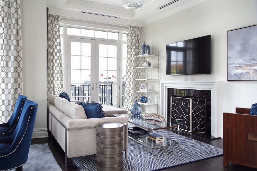 Стильный дизайн: гостиная комната в морском стиле с белыми стенами, темным паркетным полом, стандартным камином, телевизором на стене и черным полом - последний тренд