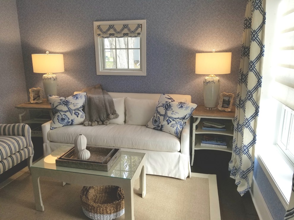 Ejemplo de sala de estar con biblioteca cerrada tradicional renovada pequeña con paredes azules, suelo de madera oscura, televisor colgado en la pared y suelo marrón