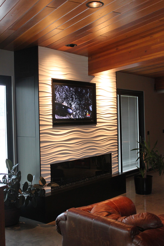Diseño de sala de estar abierta actual de tamaño medio con paredes grises, todas las chimeneas, pared multimedia, suelo marrón y marco de chimenea de baldosas y/o azulejos