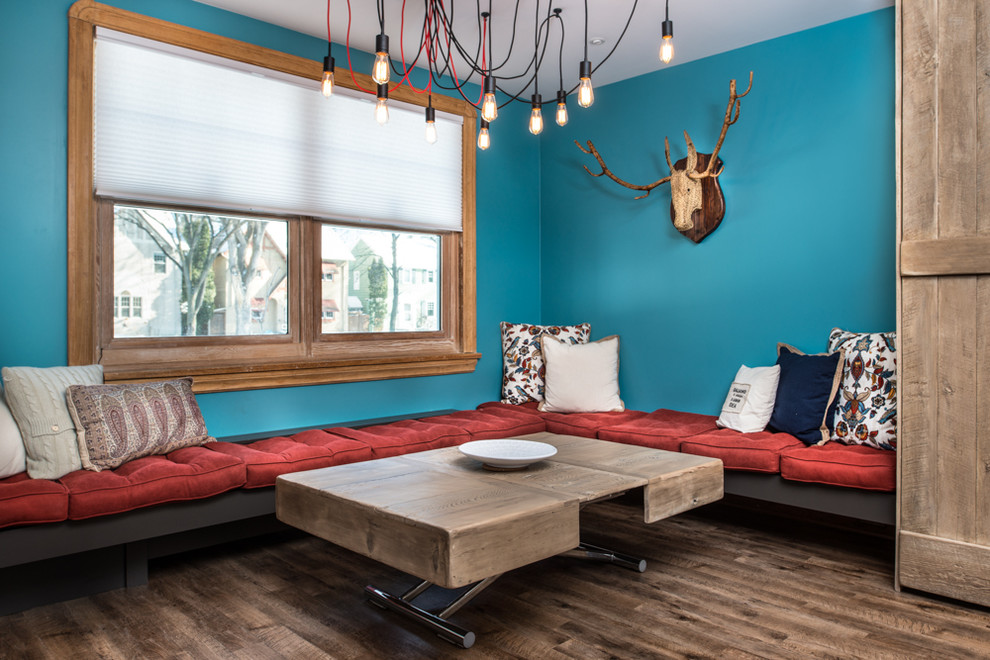 Cette photo montre une salle de séjour éclectique de taille moyenne avec un mur bleu, un sol en vinyl et un sol marron.