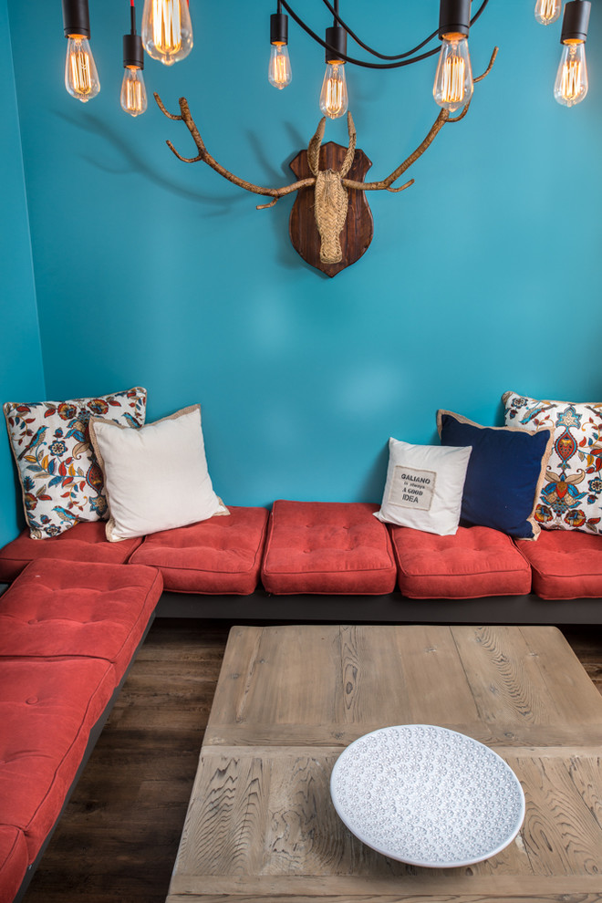 Exemple d'une salle de séjour éclectique de taille moyenne avec un mur bleu, un sol en vinyl et un sol marron.