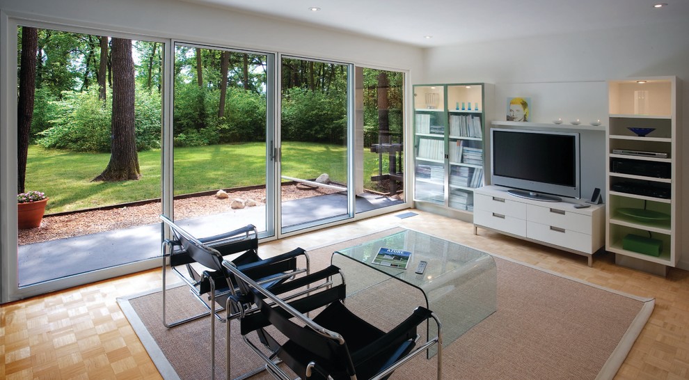 Diseño de sala de estar abierta contemporánea grande con suelo de madera clara y televisor independiente