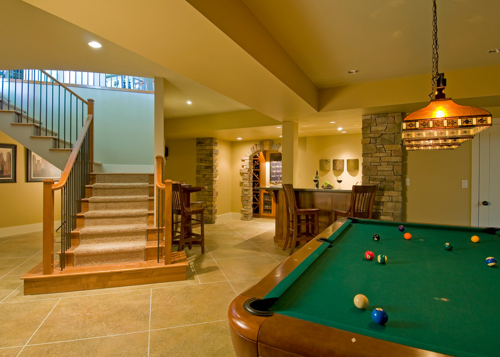 Ejemplo de sala de juegos en casa abierta contemporánea grande con paredes beige y suelo de baldosas de cerámica