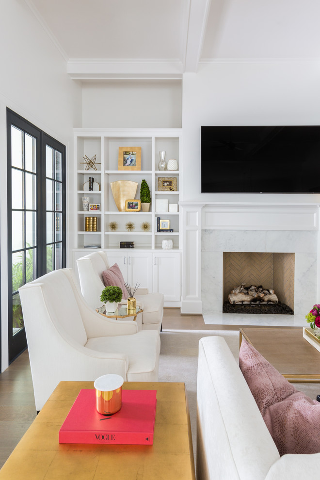 Exempel på ett stort klassiskt allrum med öppen planlösning, med vita väggar, klinkergolv i porslin, en standard öppen spis, en spiselkrans i trä och en väggmonterad TV