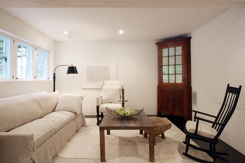 Fernseherloses, Abgetrenntes Rustikales Wohnzimmer mit beiger Wandfarbe in Philadelphia