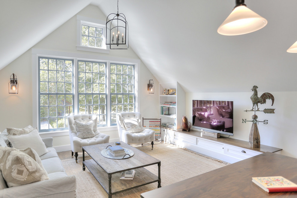 Immagine di un piccolo soggiorno country aperto con pareti bianche, pavimento in legno massello medio, TV autoportante e pavimento marrone