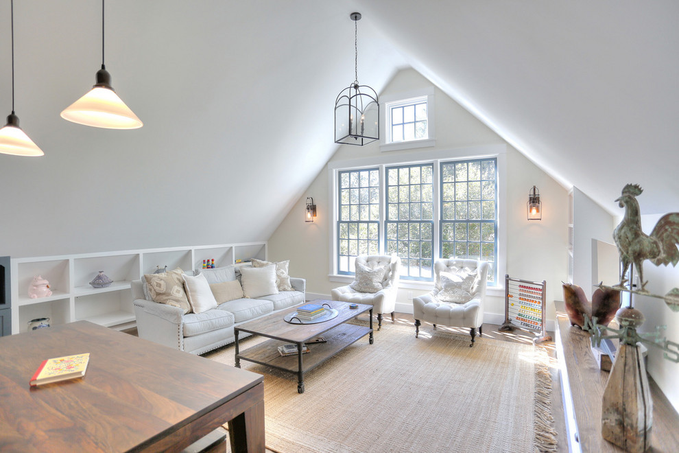Ejemplo de sala de estar abierta de estilo de casa de campo de tamaño medio con paredes blancas, suelo de madera en tonos medios, televisor independiente y suelo marrón