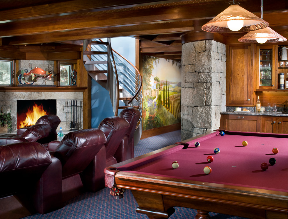 Cette image montre une salle de séjour traditionnelle de taille moyenne et fermée avec moquette, un téléviseur encastré, salle de jeu, un mur multicolore, une cheminée standard et un manteau de cheminée en pierre.