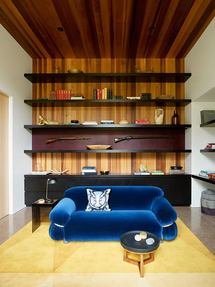 Свежая идея для дизайна: гостиная комната в стиле модернизм с с книжными шкафами и полками, бетонным полом и деревянным потолком без камина, телевизора - отличное фото интерьера