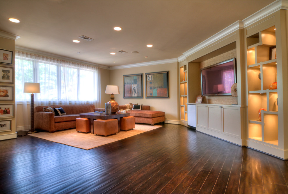 Foto di un soggiorno design con pareti beige, parquet scuro e TV a parete