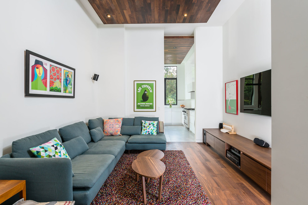 Идея дизайна: гостиная комната в современном стиле с подвесным камином