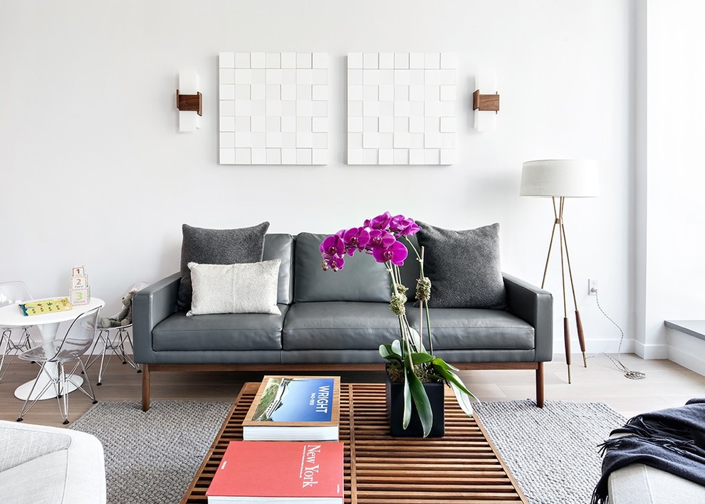 Diseño de sala de estar abierta contemporánea de tamaño medio con paredes blancas y suelo de madera clara