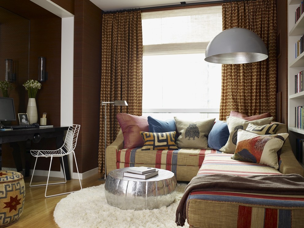 Стильный дизайн: гостиная комната в стиле фьюжн с коричневыми стенами без камина - последний тренд