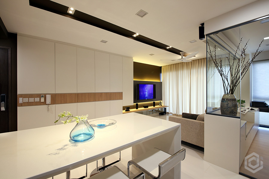 Exemple d'une salle de séjour moderne ouverte avec un mur gris, un sol en carrelage de porcelaine et un téléviseur fixé au mur.