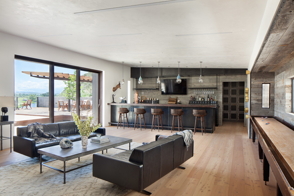 Idee per un soggiorno contemporaneo aperto con sala giochi, pareti bianche, pavimento in legno massello medio e pavimento marrone