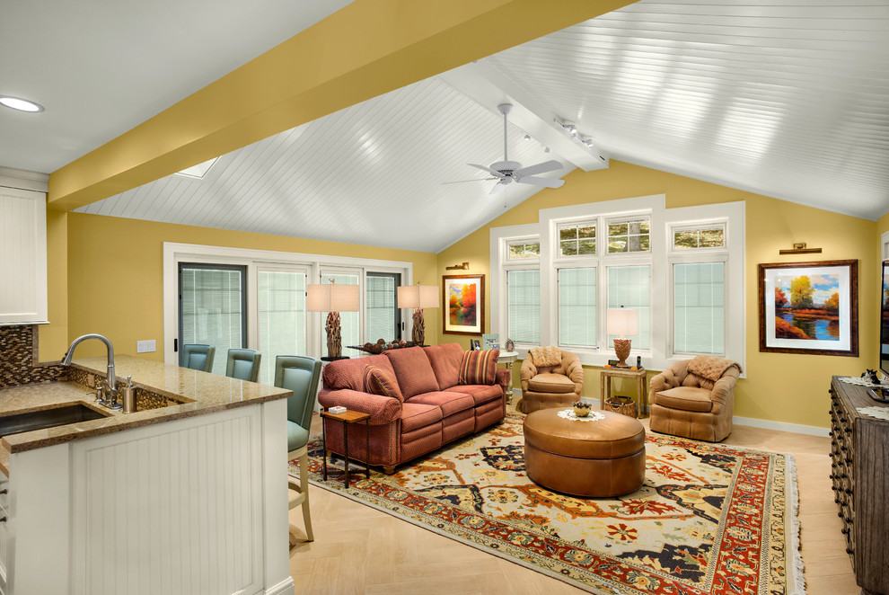 Источник вдохновения для домашнего уюта: открытая гостиная комната среднего размера в классическом стиле с желтыми стенами и светлым паркетным полом