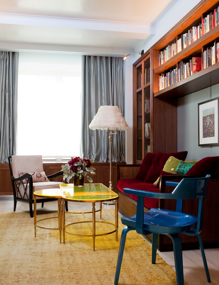 На фото: гостиная комната в современном стиле с с книжными шкафами и полками, светлым паркетным полом и ковром на полу