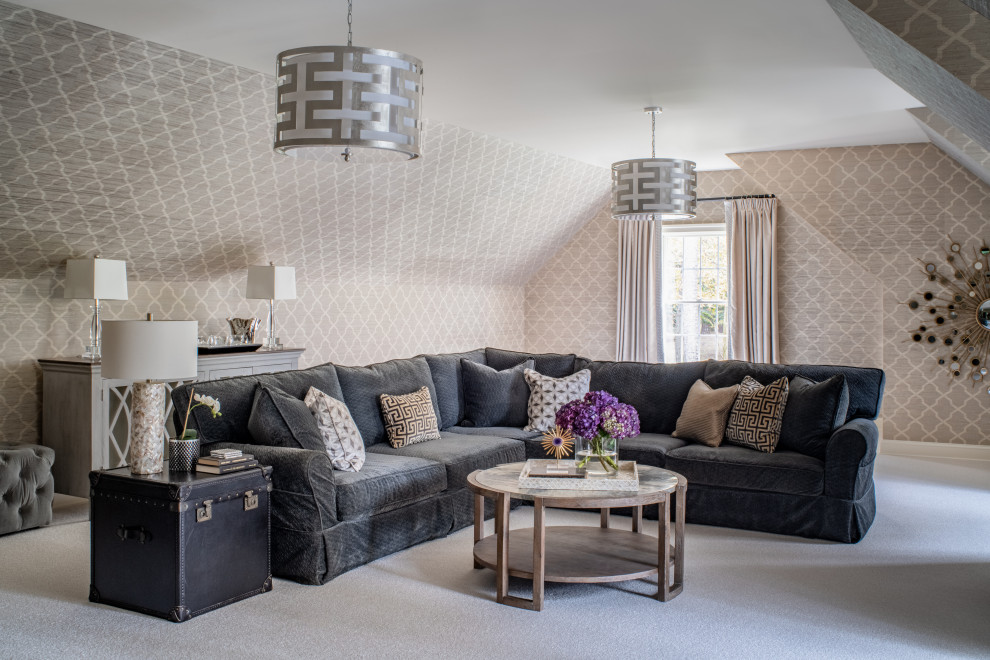 Идея дизайна: гостиная комната в стиле неоклассика (современная классика) с серыми стенами, ковровым покрытием, серым полом и обоями на стенах