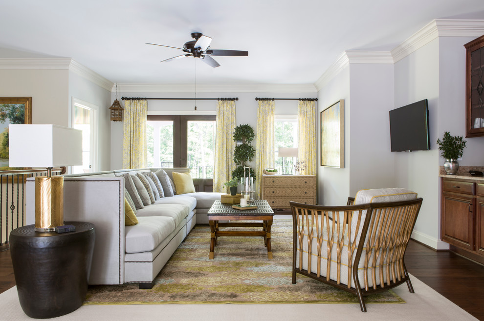Großes, Offenes Klassisches Wohnzimmer ohne Kamin mit grauer Wandfarbe, braunem Holzboden, TV-Wand und braunem Boden in Washington, D.C.