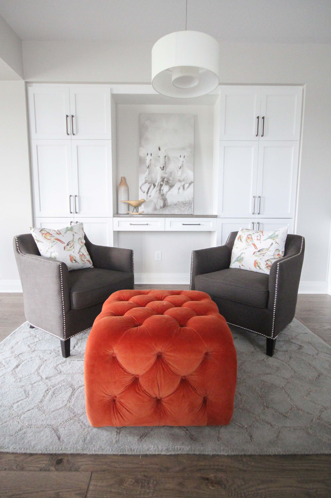 Modelo de sala de estar clásica renovada de tamaño medio con paredes grises y suelo de madera en tonos medios