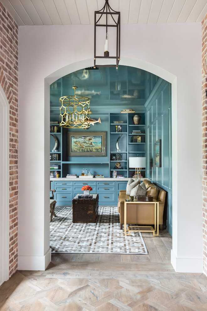 Ispirazione per un soggiorno stile marinaro con pareti blu e pavimento in legno massello medio