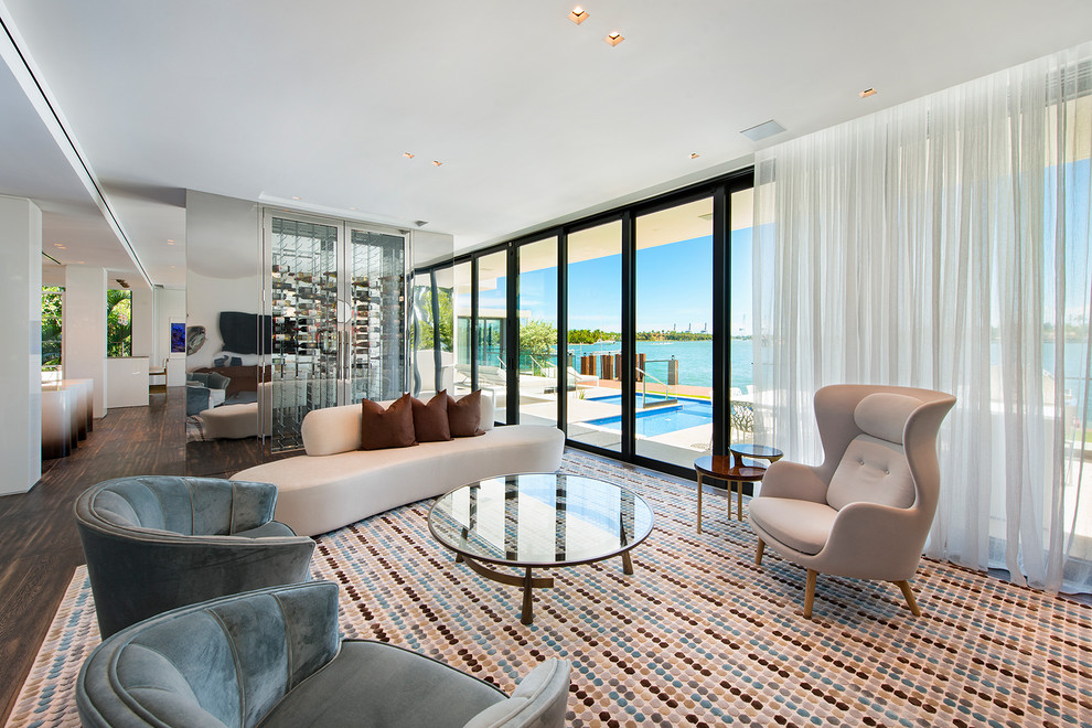 Offenes, Geräumiges Modernes Wohnzimmer mit dunklem Holzboden und braunem Boden in Miami