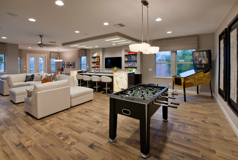 Großes, Offenes Modernes Wohnzimmer ohne Kamin mit grauer Wandfarbe und braunem Holzboden in Miami