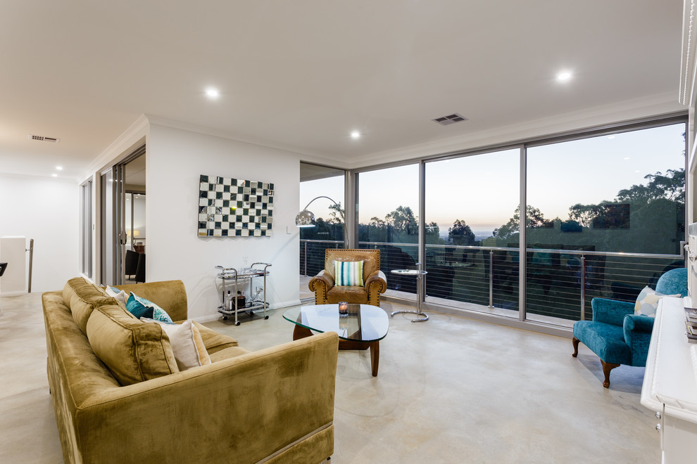 Offenes Modernes Wohnzimmer mit weißer Wandfarbe, Betonboden und grauem Boden in Perth