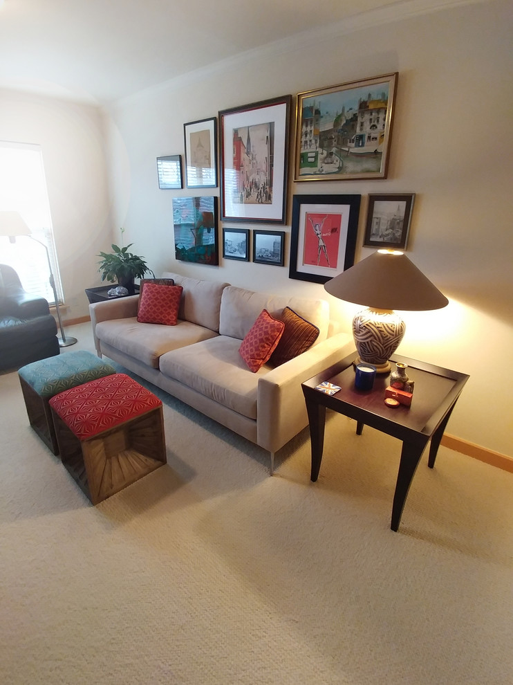 Foto de sala de estar cerrada contemporánea pequeña sin chimenea con paredes beige, moqueta, televisor colgado en la pared y suelo beige