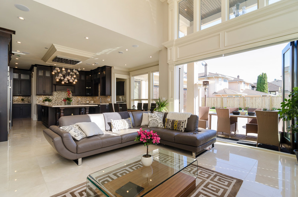 Idee per un soggiorno mediterraneo aperto con pareti beige, pavimento in marmo, camino classico e TV a parete