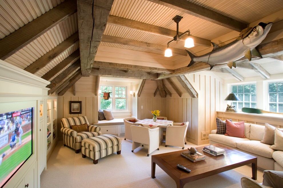 Inspiration pour une salle de séjour traditionnelle avec un mur beige, moquette et un téléviseur encastré.
