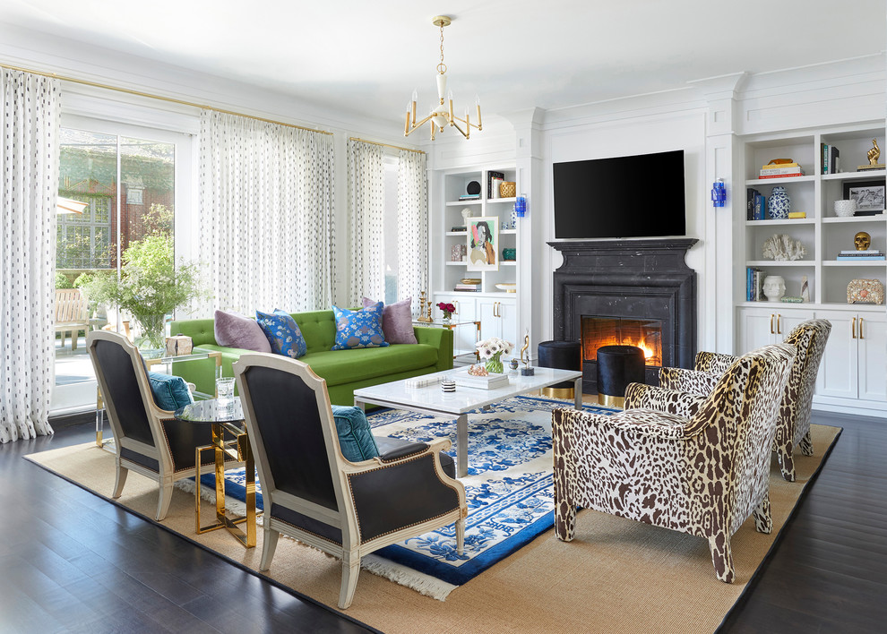Esempio di un grande soggiorno design aperto con pareti bianche, parquet scuro, camino classico, pavimento marrone, TV a parete e tappeto