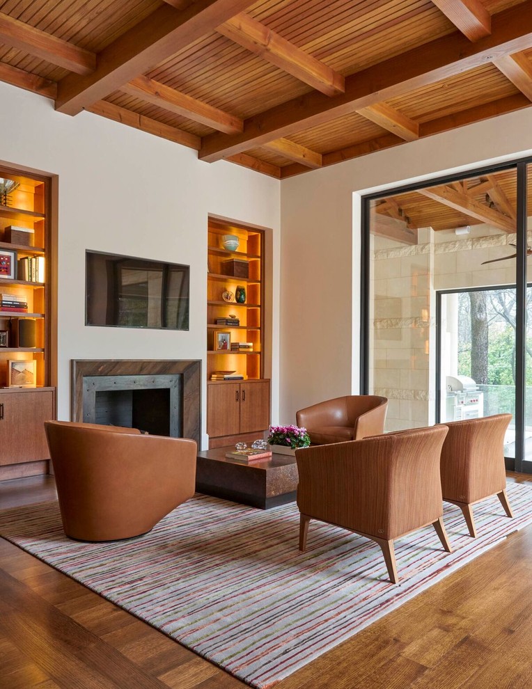 Offenes Modernes Wohnzimmer mit weißer Wandfarbe, braunem Holzboden, Kamin und TV-Wand in Dallas