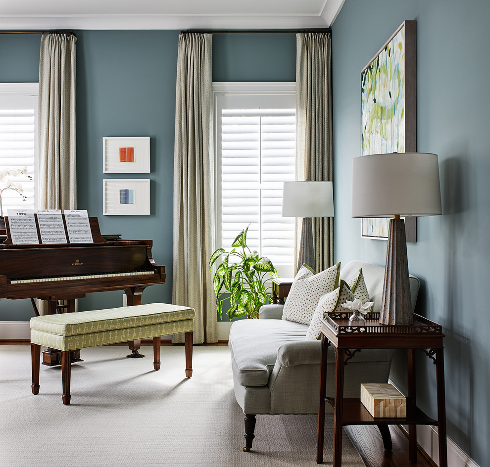 Ejemplo de sala de estar con rincón musical tradicional con paredes azules