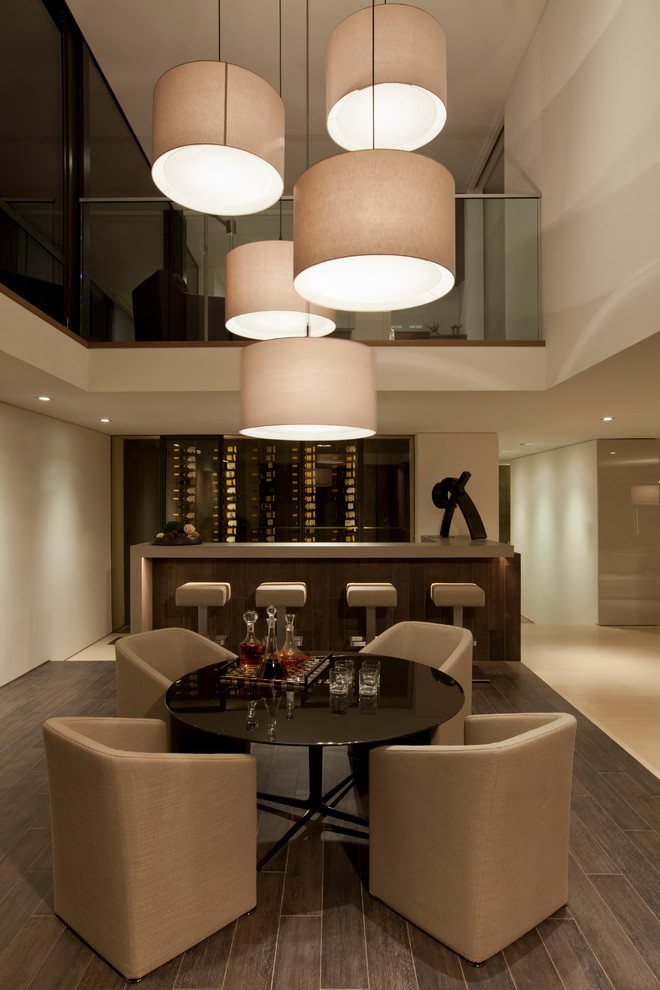 Immagine di un soggiorno design di medie dimensioni e aperto con pareti beige