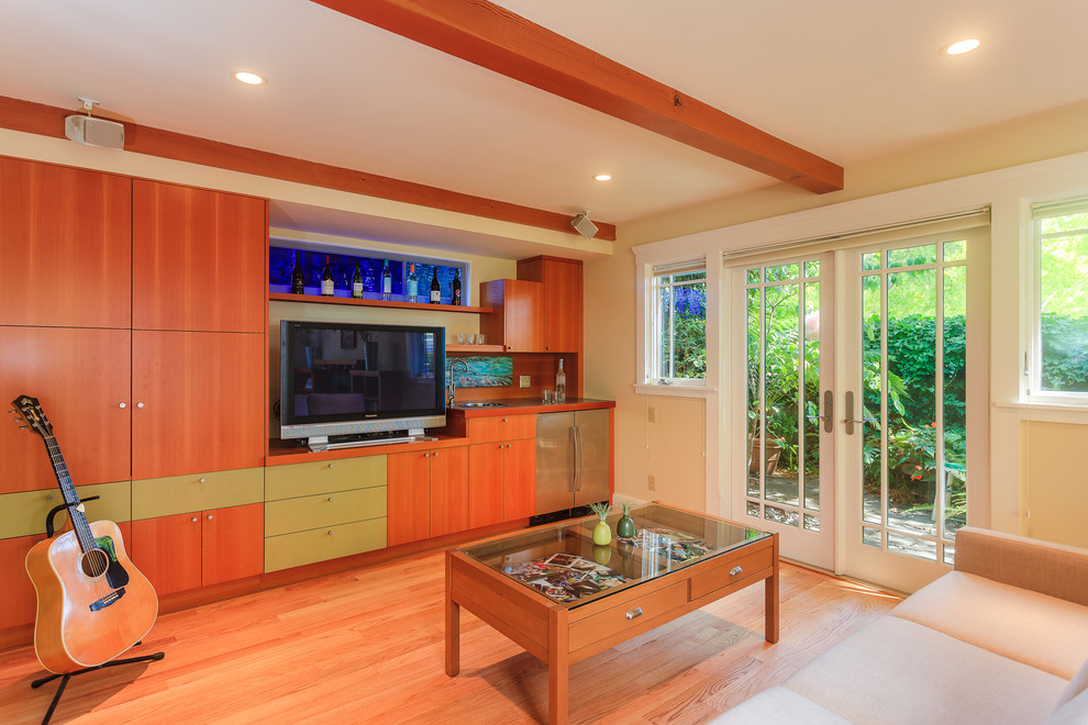 Modelo de sala de estar actual con paredes beige, suelo de madera en tonos medios y televisor independiente